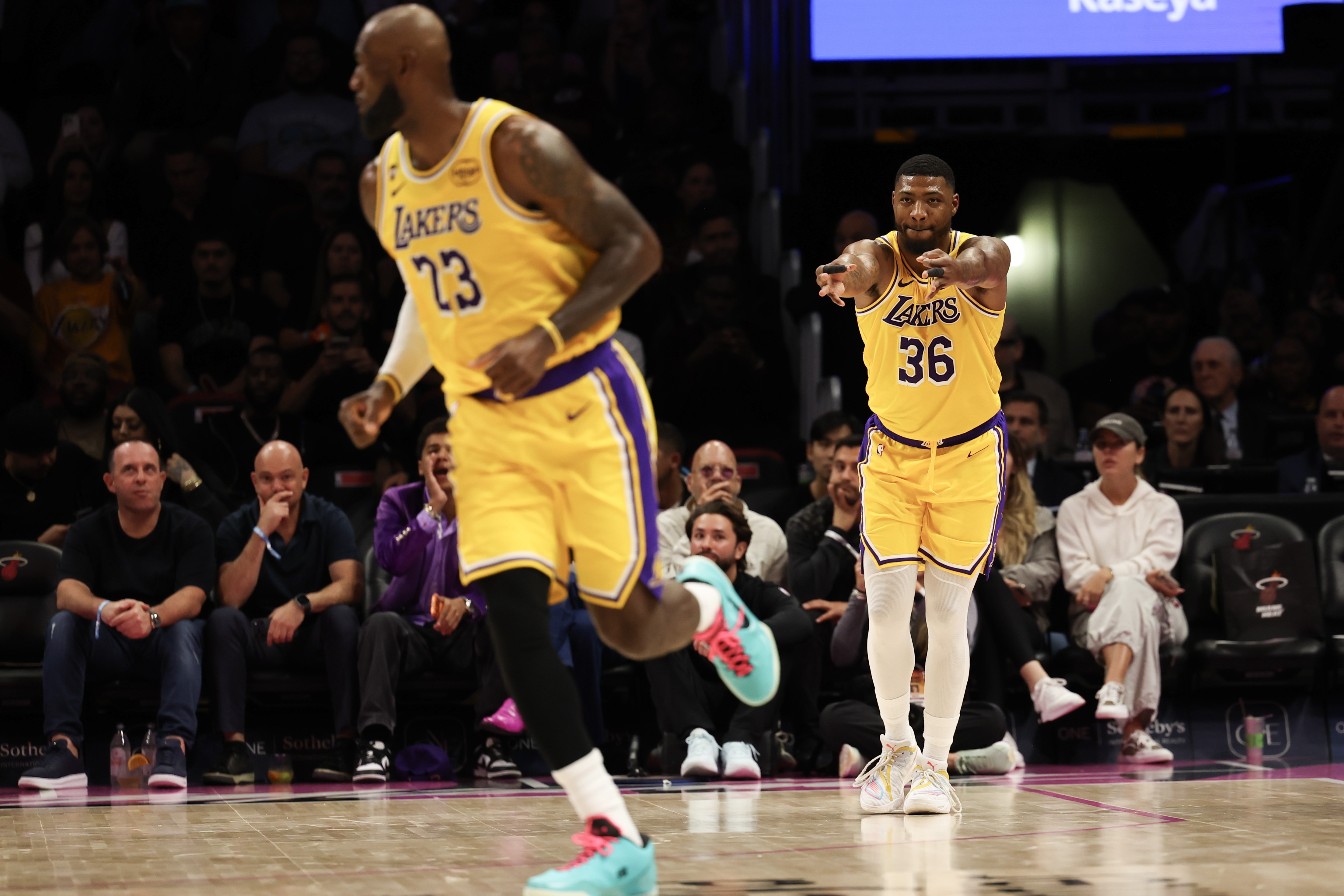 詹皇39分鐘28+8+7扛旗：東契奇里夫斯缺陣，斯瑪特鎮(zhèn)定劑意義重大